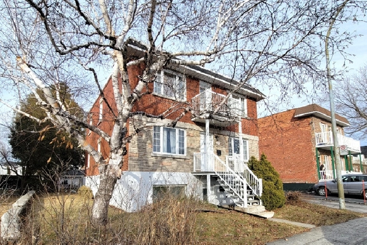 Superbe Triplex à Vendre avec revenu annuel de 46780$ in City of Montréal,QC - Houses for Sale