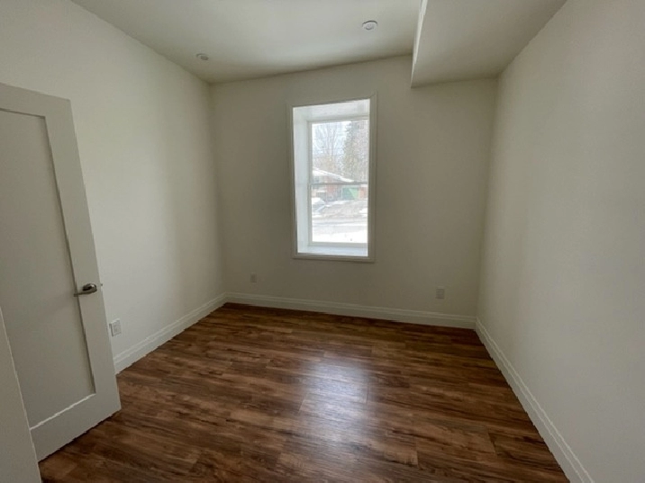 Barrie, Large 2 bedroom ground level, in suite laundry, and AC in