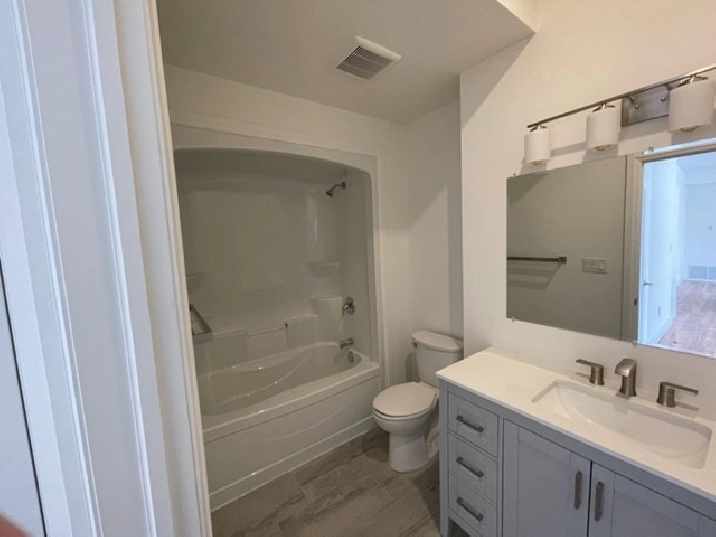 Barrie, Large 2 bedroom ground level, in suite laundry, and AC in