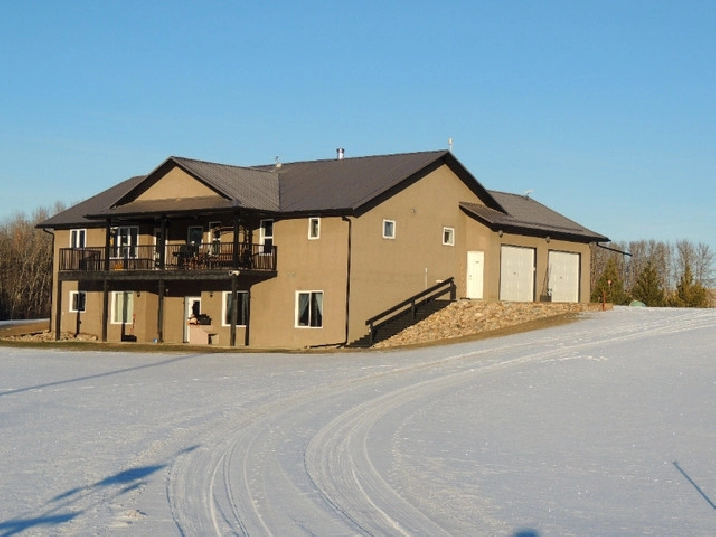 EXECUTIVE ACREAGE VERY PRIVATE in Edmonton,AB - Houses for Sale
