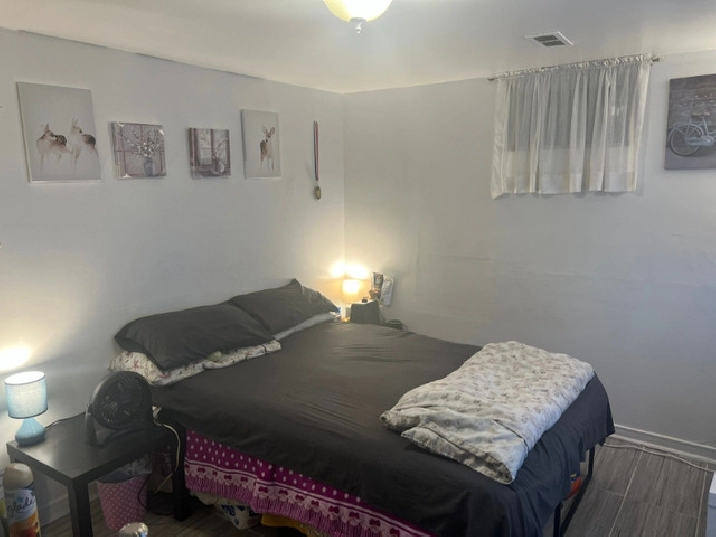 1 room available in basement only for girls. in City of Toronto,ON - Room Rentals & Roommates