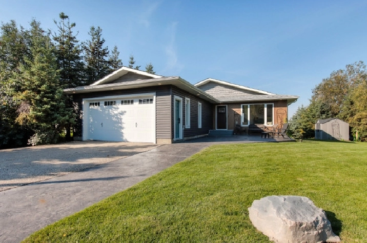 Waterfront bungalow on Wabamun Lake in Edmonton,AB - Houses for Sale