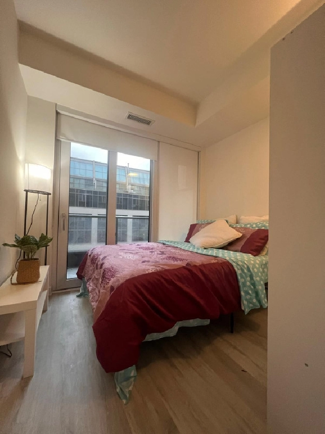 Cozy Private Room in Downtown Toronto w/Free Internet in City of Toronto,ON - Room Rentals & Roommates
