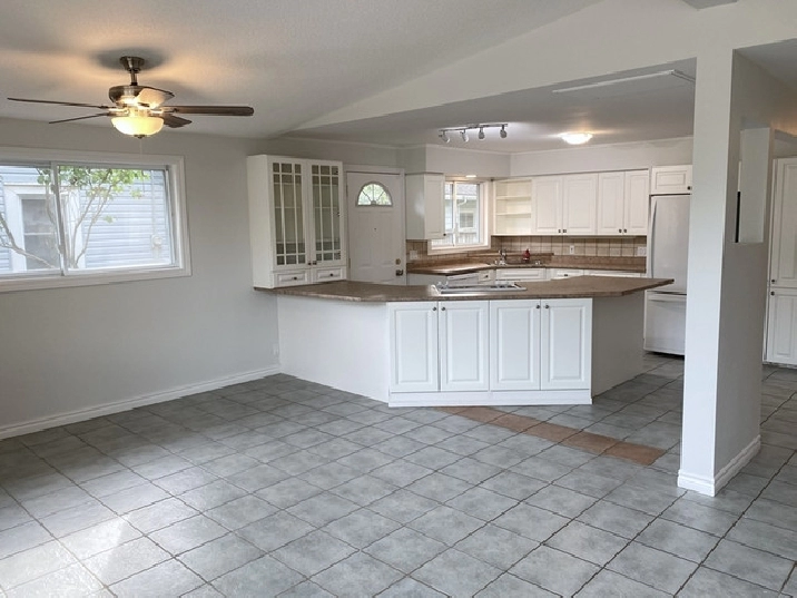 Beautiful 3 Bed, 2 Bath Unit in Orillia in Barrie,ON Apartments & Condos for Rent