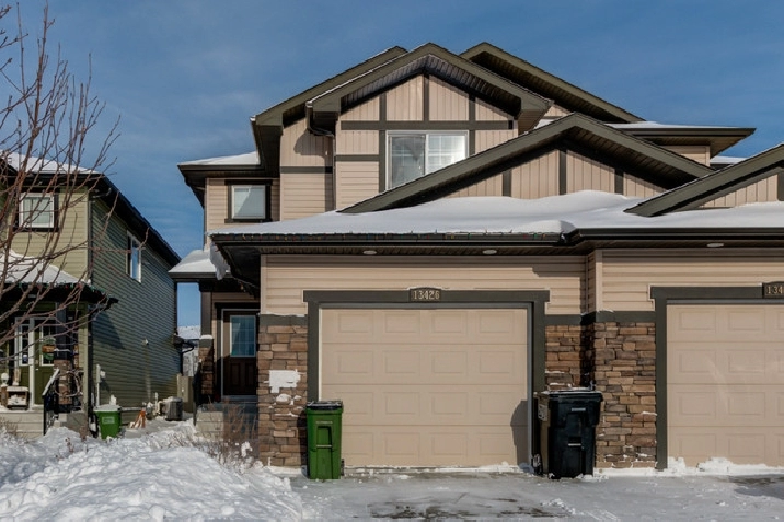 4 Bed Duplex in NW YEG! Finished BSMT! Backing Green Space in Edmonton,AB - Houses for Sale