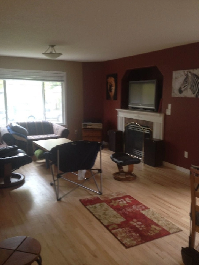 Renting a room on University ave . 2 mins away from bus stop. in Edmonton,AB - Room Rentals & Roommates