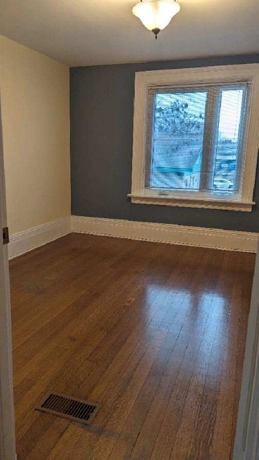 Large 2 1 Bedroom Upper Apartment in Owen Sound,ON Apartments