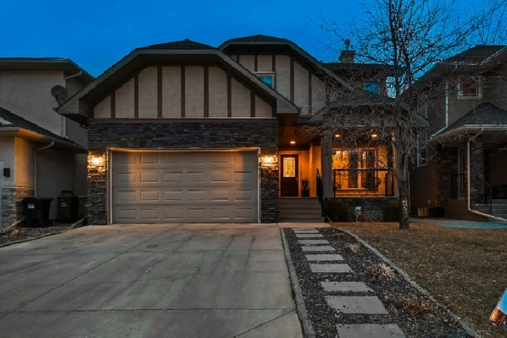 Stunning Fully Developed Home in Discovery Ridge in Calgary,AB - Houses for Sale