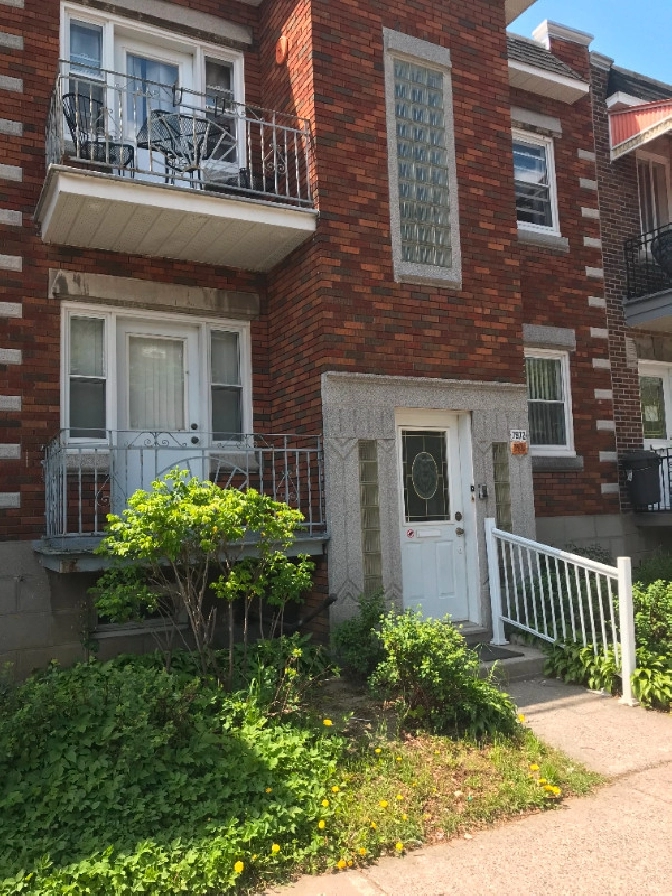2 Bed / 1 Bath Backyard - Sunny Duplex in Montreal, H3N 2K5 in City of Montréal,QC - Apartments & Condos for Rent