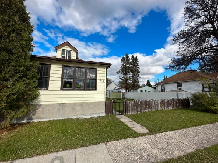 East Kildonan 1.5 Stry 4 Br 2 Baths Dbl. Lot ONLY $226,500! in Winnipeg,MB - Houses for Sale