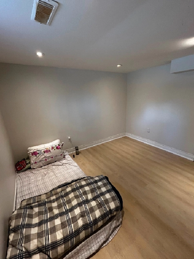 Room available for sharing basis in City of Toronto,ON - Room Rentals & Roommates