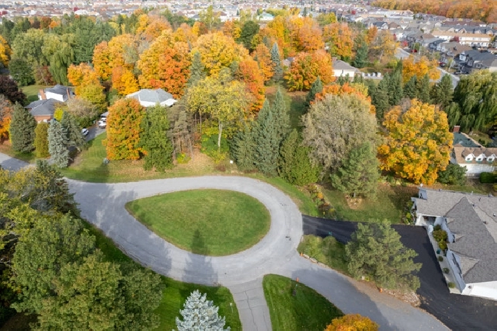 Massive Lot on very quiet and popular Howard Court ! Serviced in Ottawa,ON - Land for Sale