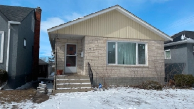 Spacious bungalow with fin.Bsmt & 24x24 garage in Weston. Image# 1