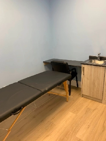 A rental room in a naturopathy clinic for massage Image# 1