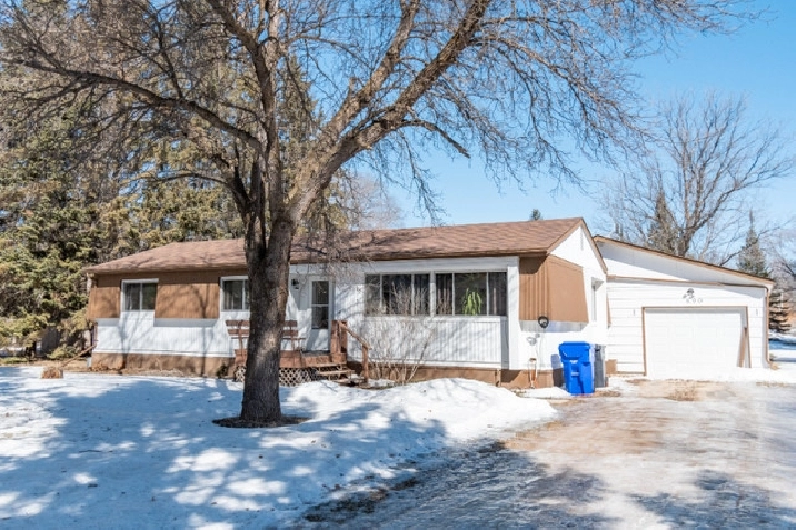 890 Strathcona Road in Winnipeg,MB - Houses for Sale