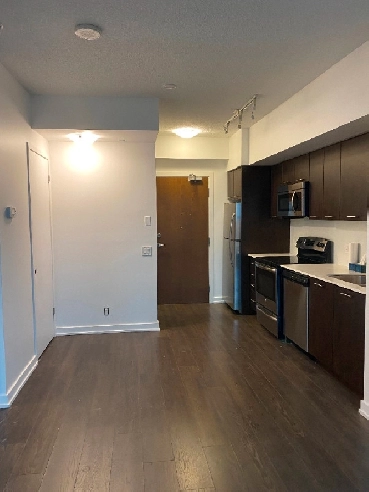 1 Bedroom Rental - Lakeshore Blvd W and Parklawn Image# 2