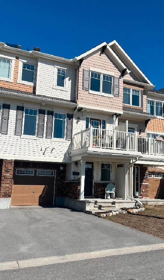 2 Bed 2.5 Bath Half Moon Bay Barrhaven Townhome in Ottawa,ON - Apartments & Condos for Rent