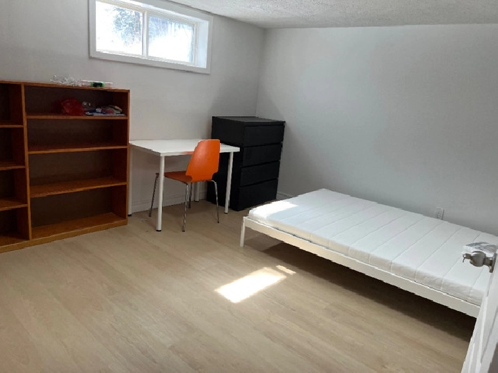 A Private room is available for rent from May 1st (Girls Only) in City of Toronto,ON - Room Rentals & Roommates