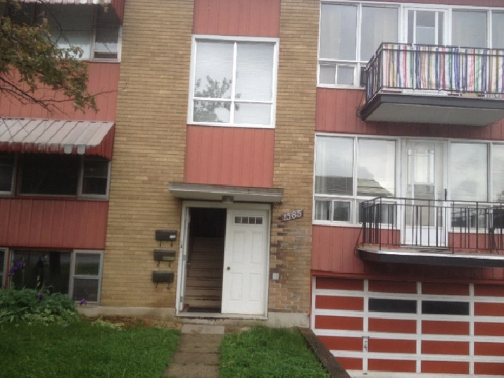 Alta Vista APRL /May Large 3 bed. Main floor in TRIPLEX in Ottawa,ON - Apartments & Condos for Rent