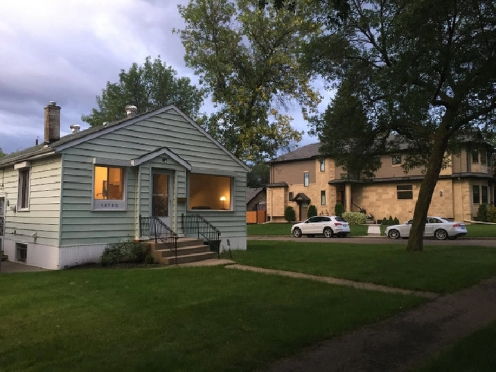 Fully Furnished 5-Bedroom House Near University of Alberta in Edmonton,AB - Short Term Rentals