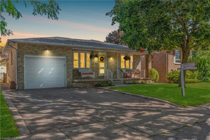 Stunning Home in Prime Location: Your Dream Property Awaits! in City of Toronto,ON - Houses for Sale