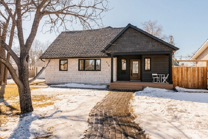 For Sale: 298 Lynbrook - Modern & Updated 4 bed Charleswood Home in Winnipeg,MB - Houses for Sale