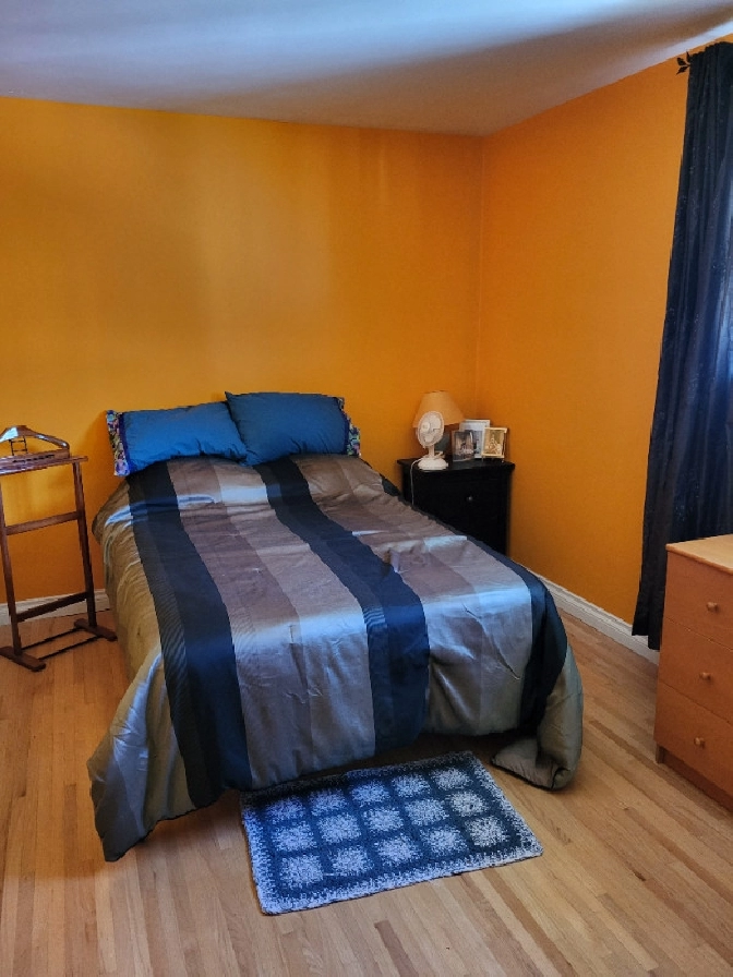 Quiet, clean room in Brentwood. in Calgary,AB - Apartments & Condos for Rent