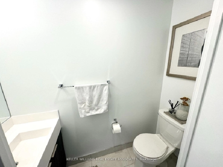1 Den / 2 Bathroom Penthouse Condo for Rent near Kipling Station in
