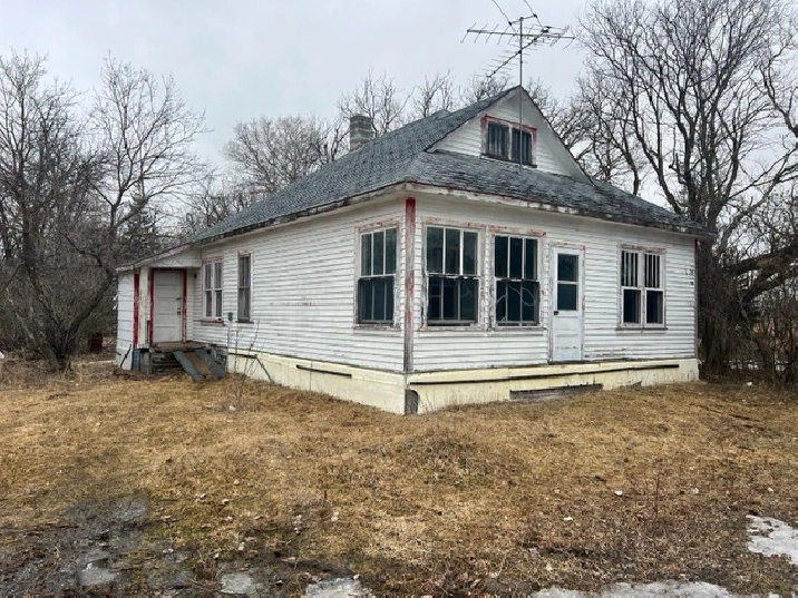 1940 ‘s farm house last lived in 2012 to be taken down or moved in Winnipeg,MB - Houses for Sale