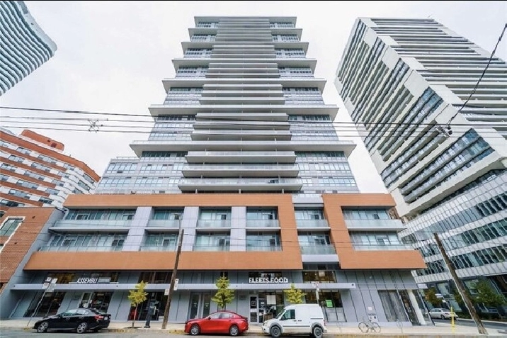 Toronto DT near Eaton Center 1 room available for female only in City of Toronto,ON - Room Rentals & Roommates