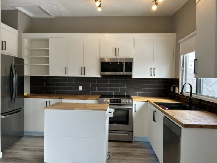 3 bedroom duplex in Tuxedo, Available Immediately in Calgary,AB - Apartments & Condos for Rent