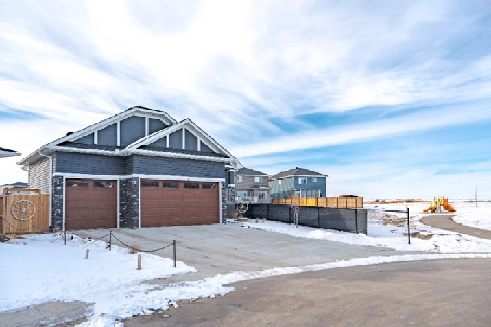 Carstairs Triple Car Like New Bungalow on Park w/South Pie Lot in Calgary,AB - Houses for Sale