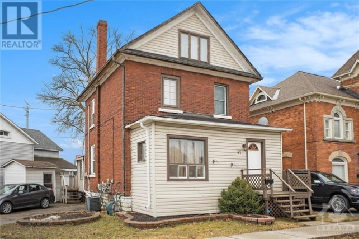 Beautiful 3 storey single home in Ottawa,ON - Houses for Sale