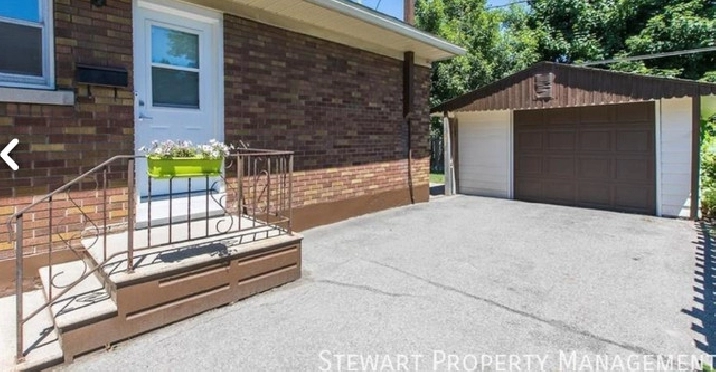 3 bed 1.5 bath Bungalow - Close to Algnoquin College in Ottawa,ON - Apartments & Condos for Rent