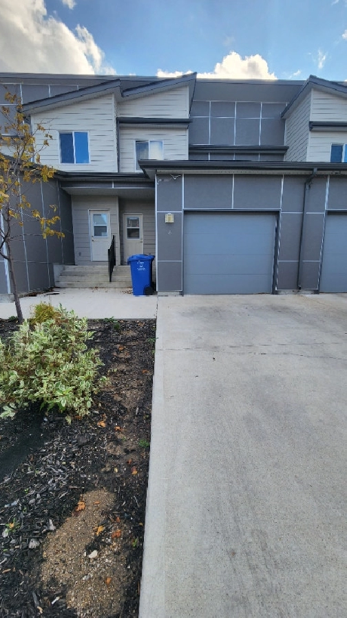 Three Bedrooms condo attach parking in safe neighbor hood. in Winnipeg,MB - Apartments & Condos for Rent