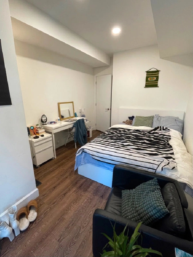 Furnished Downtown Room For Rent 1000$ May-Aug Ideal for Student in City of Toronto,ON - Room Rentals & Roommates