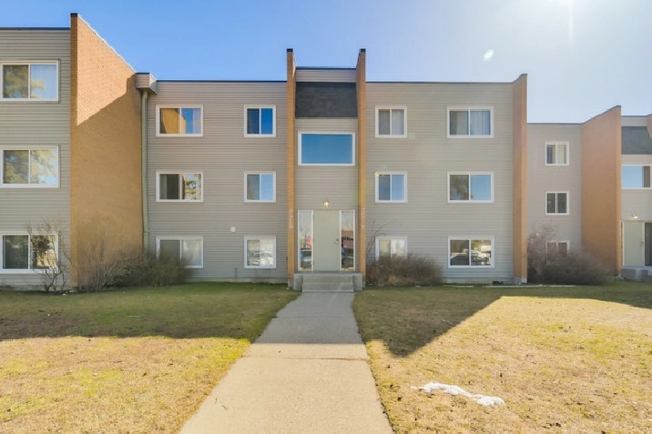 Beautifully Updated Condo in Glenbrook in Calgary,AB - Condos for Sale