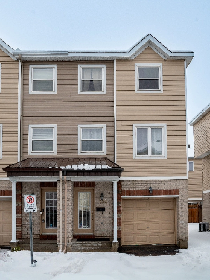 For Sale 3 beds 1 extra room & 3 baths townhouse in Barrhaven in Ottawa,ON - Condos for Sale
