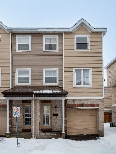 For Sale 3 beds   1 extra room & 3 baths townhouse in Barrhaven Image# 1