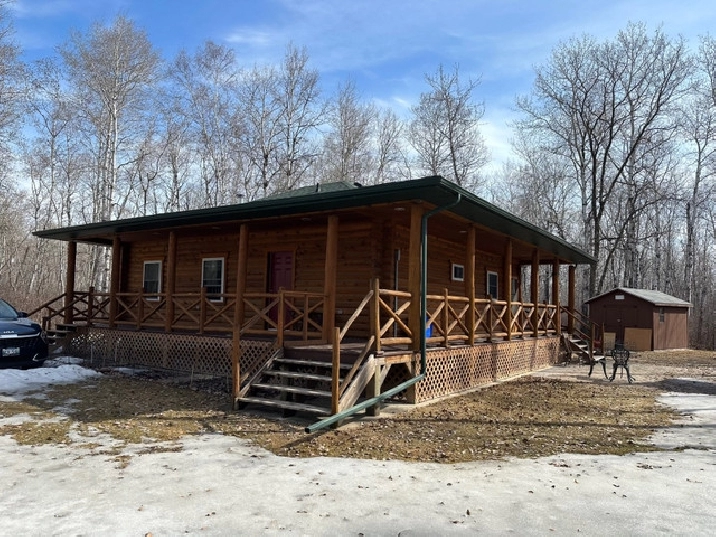 39 Shirley Dr, Almdal Cove - Gorgeous 1284 S/F Log home/cottage! in Winnipeg,MB - Houses for Sale