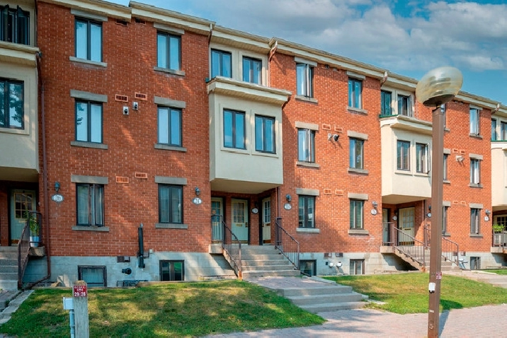 Well Maintained 2 Bed 2 Bath Condo w/ Parking in Manor Park in Ottawa,ON - Condos for Sale