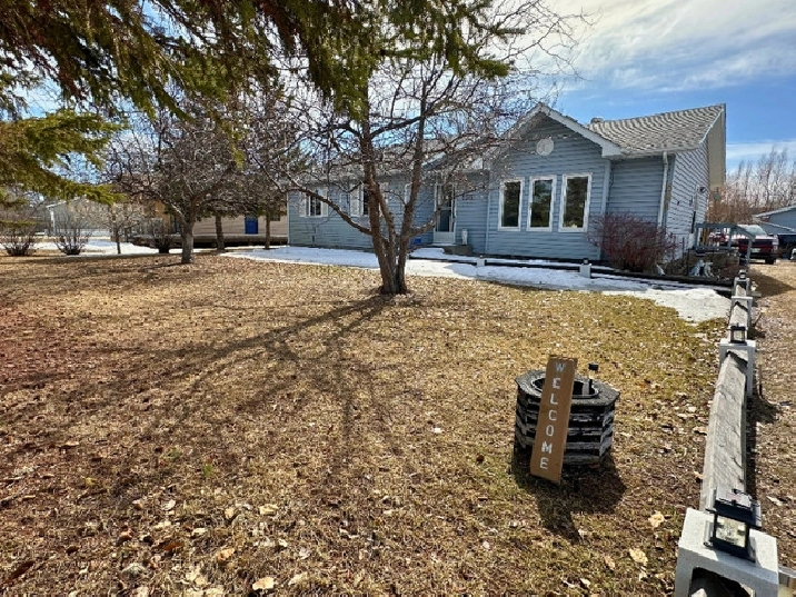 Lake Life Awaits at This Beautiful 3bdr 1375 sqft Cottage! in Winnipeg,MB - Houses for Sale
