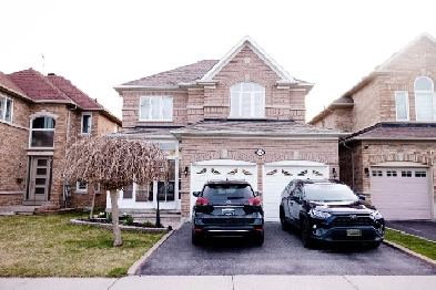 4 BDR 4 BATH House - 5 min to WHITES and 401 (Pickering) Image# 1