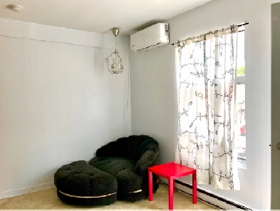300m to metro station Frontenac 2-bedroom with a corner balcony Image# 1
