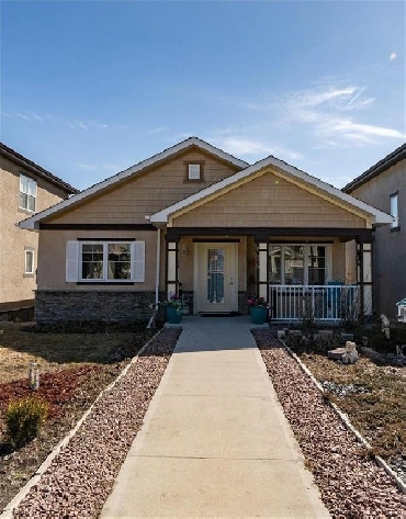BRIDGWATER LAKES! Only $469,800. Welcome to 135 Brookfield Cres. Image# 1