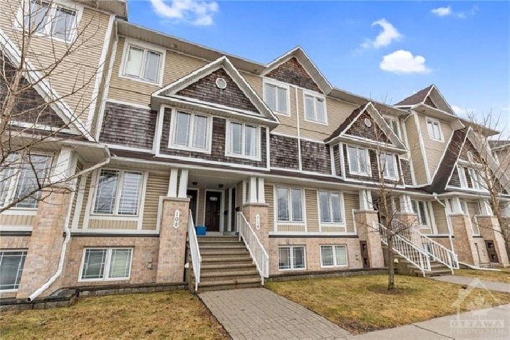 BARRHAVEN upper unit across from all shopping! in Ottawa,ON - Apartments & Condos for Rent