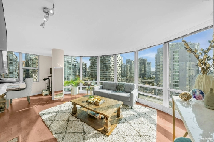 Spacious 2 bed/ 2 bath with water view & swimming pool in Vancouver,BC - Apartments & Condos for Rent