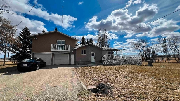 5.68 Acres only 15 mins to Edmonton! 5 Beds Dbl Garage Shop in Edmonton,AB - Houses for Sale