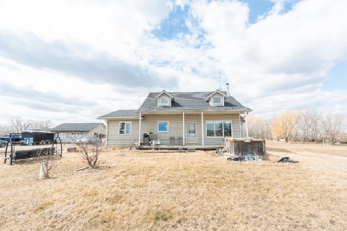 4 Bedroom Home on 4.89 Acres 12 Mins from Perimeter in Winnipeg,MB - Houses for Sale