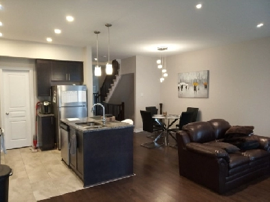3 BR Executive Townhouse in Stittsville/Kanata, available now Image# 2